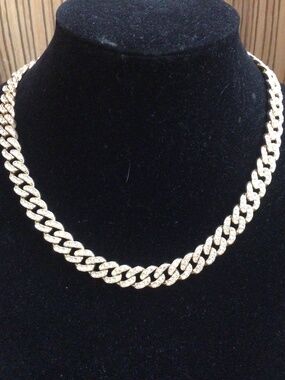 Beautiful gold tone and rhinestone necklace. Excellent shape.